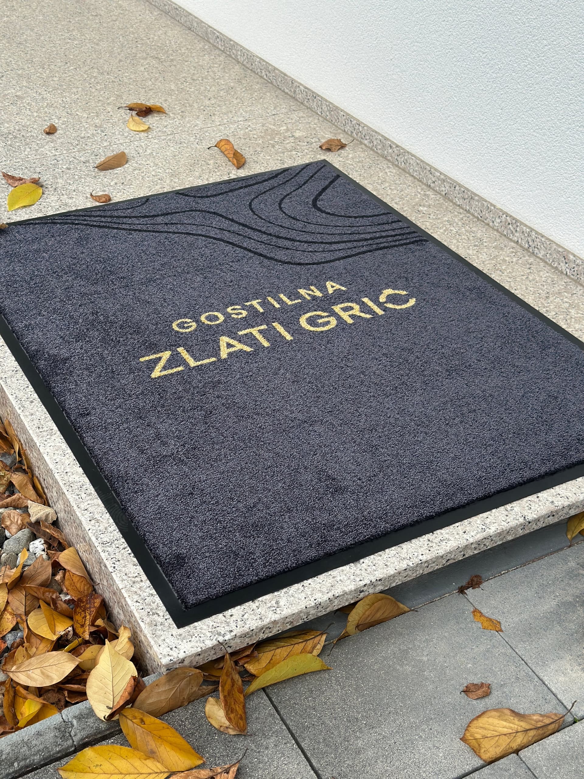 Otirač s logom i tiskom.