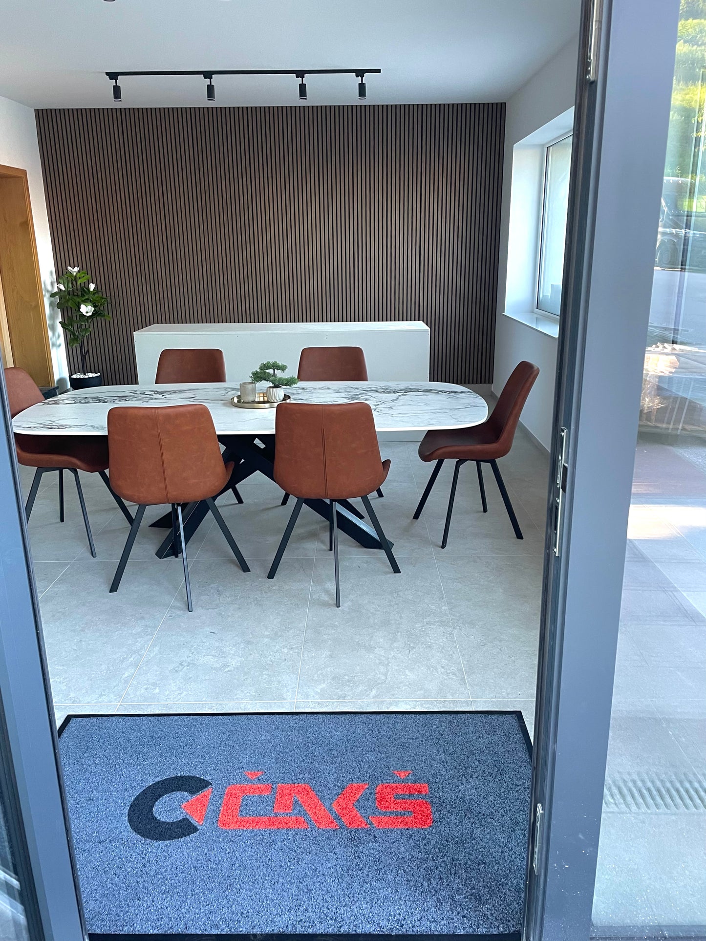 Preproga po meri za pisarniški prostor