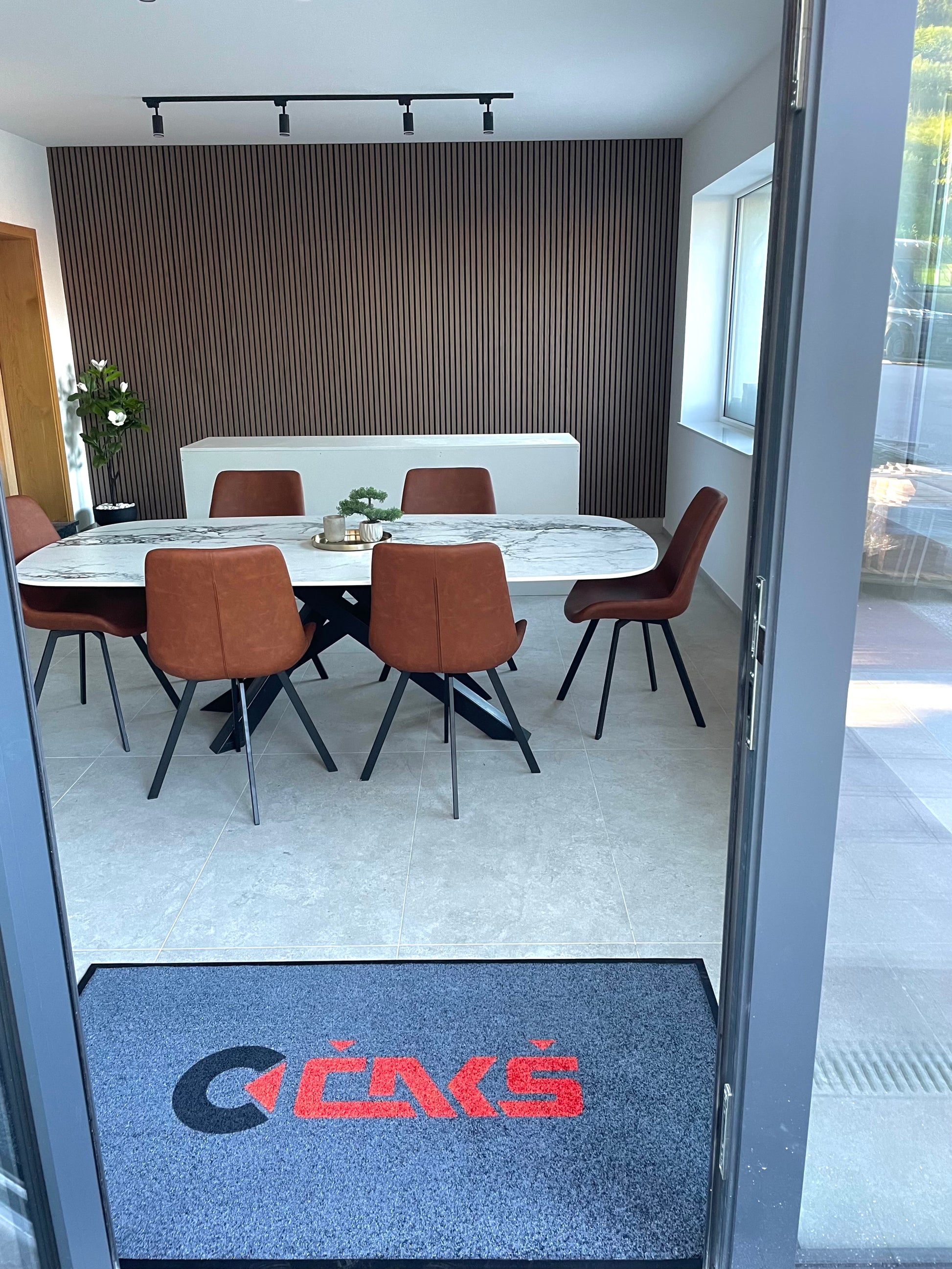 Preproga po meri za pisarniški prostor