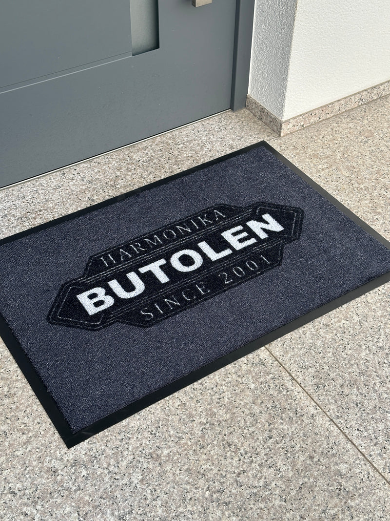 Logo predpražnik v hotelski recepciji z jasno vidnim logotipom