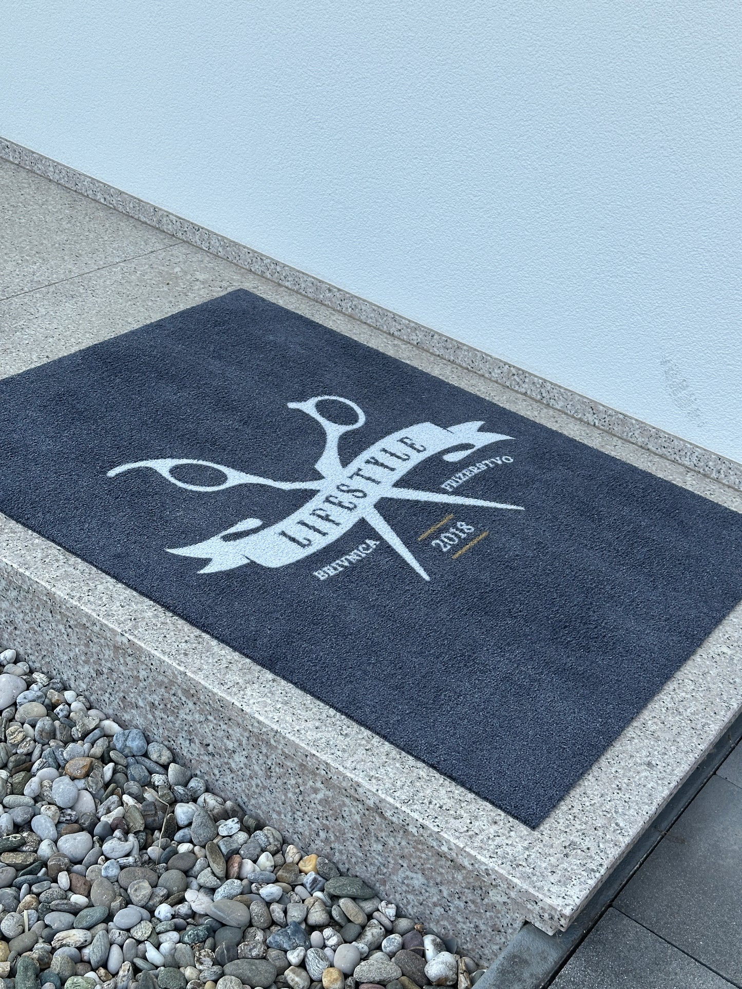 Vhodna preproga z napisom