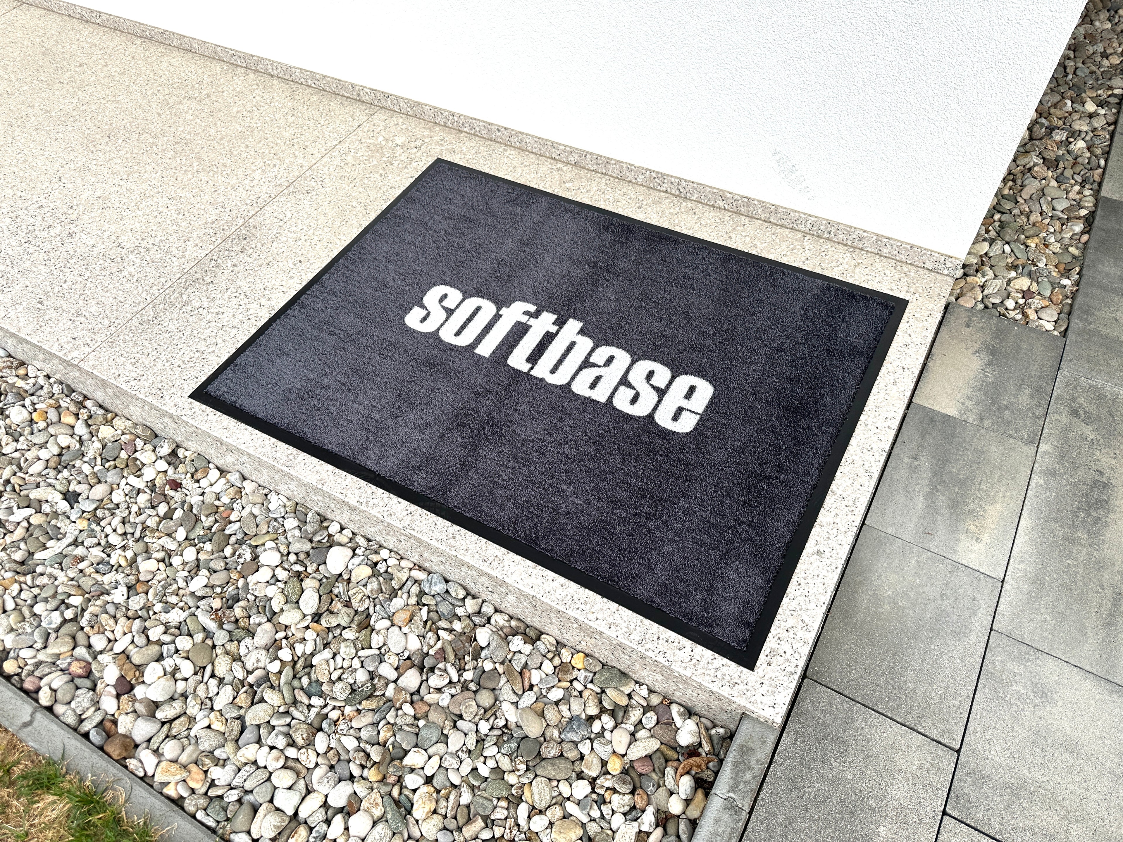 Personaliziran tepih z natisnjenim napisom