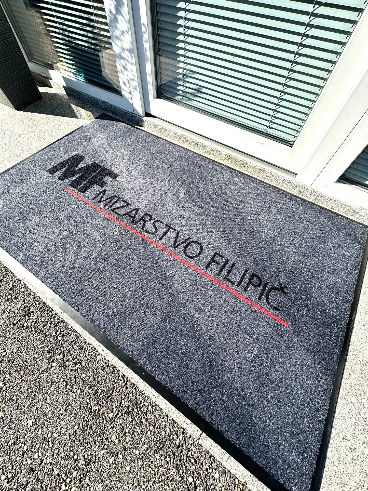 Preproga z logotipom kot dobrodošlica gostom