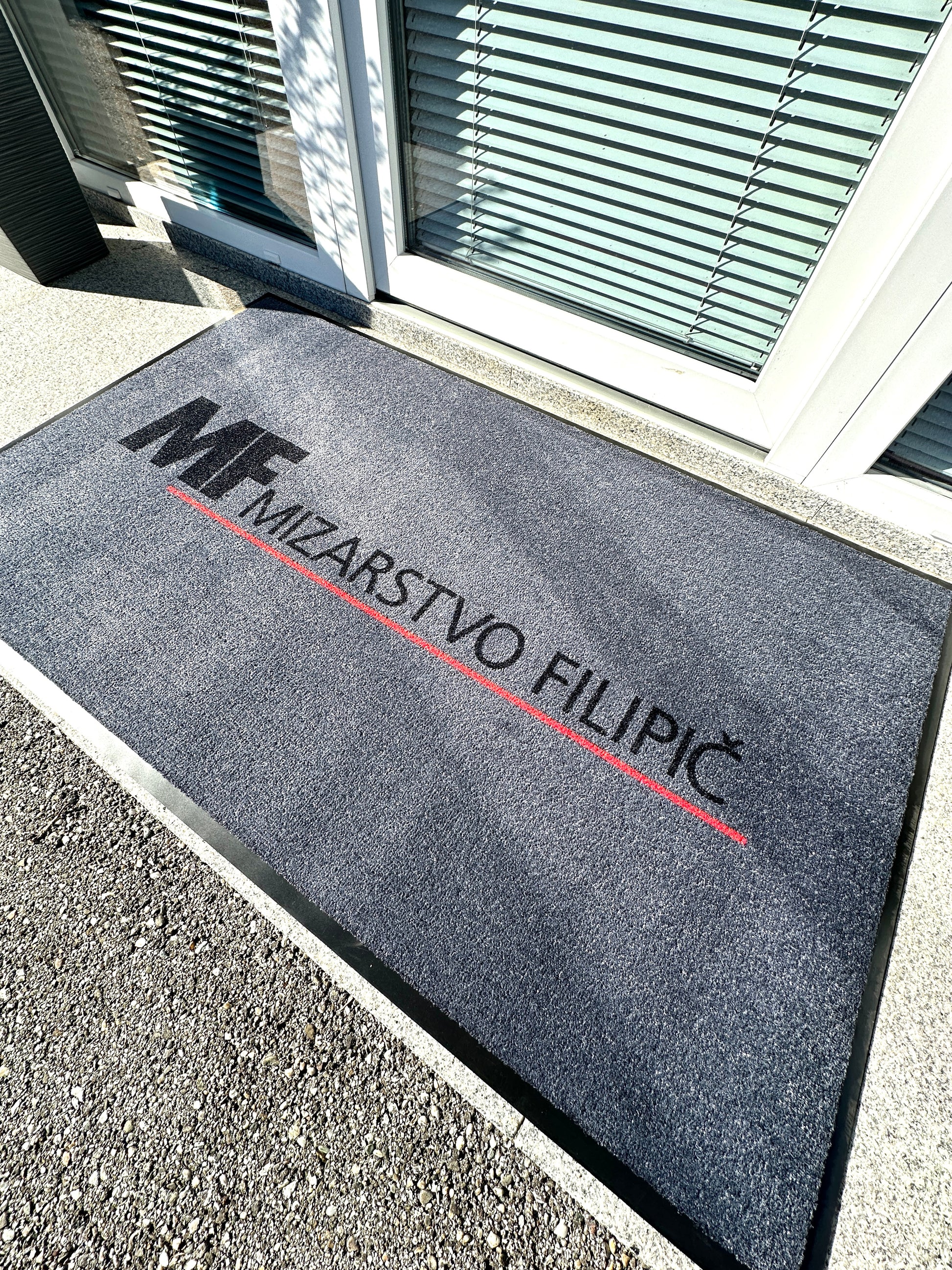 Preproga z logotipom kot dobrodošlica gostom