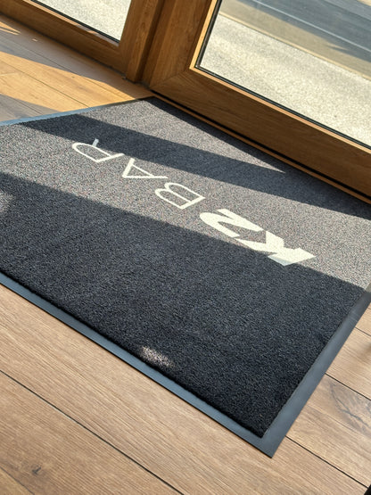 Tepih s tiskom pred pisarniškim vhodom