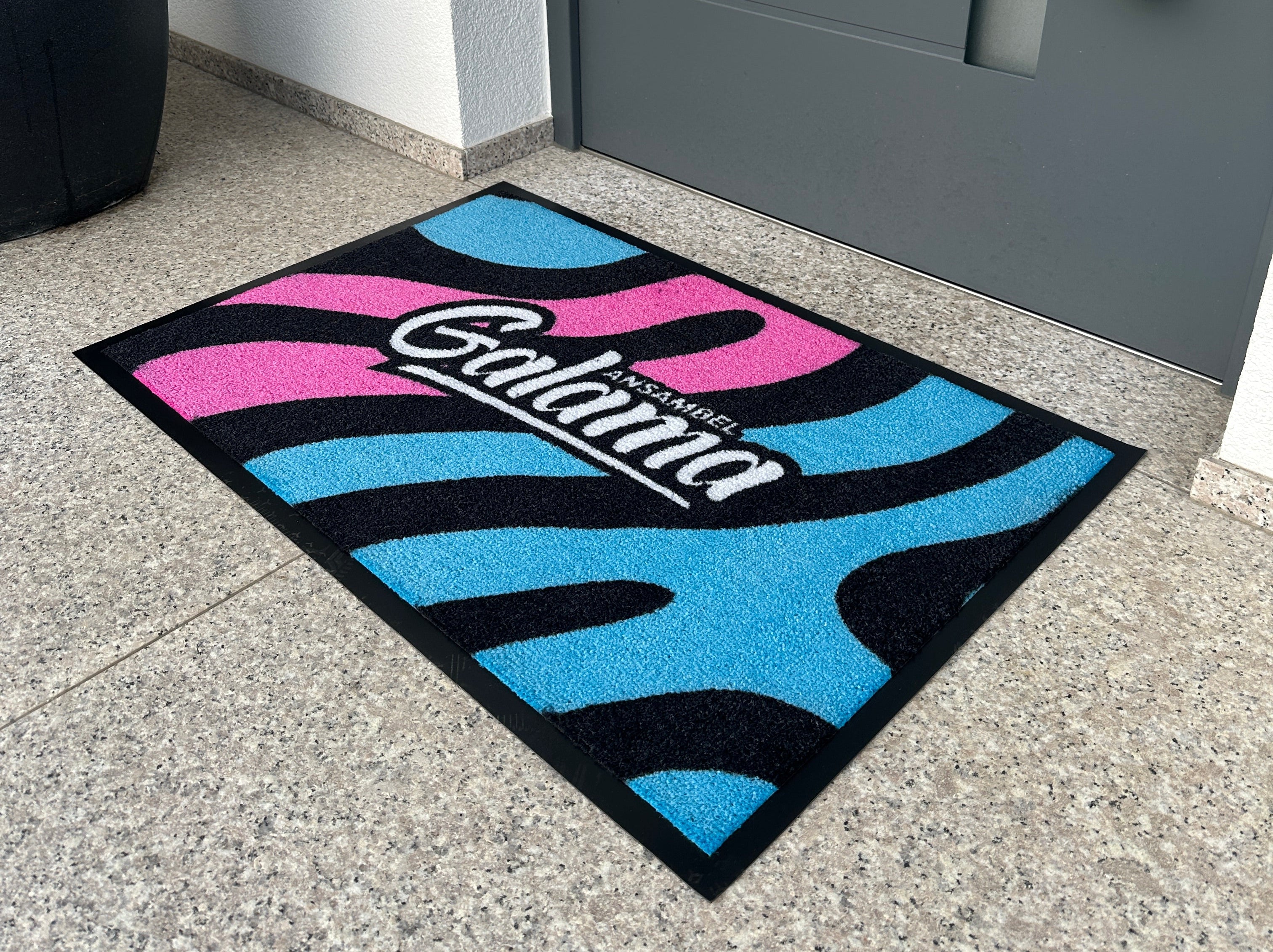 reklamni tepih z napisom