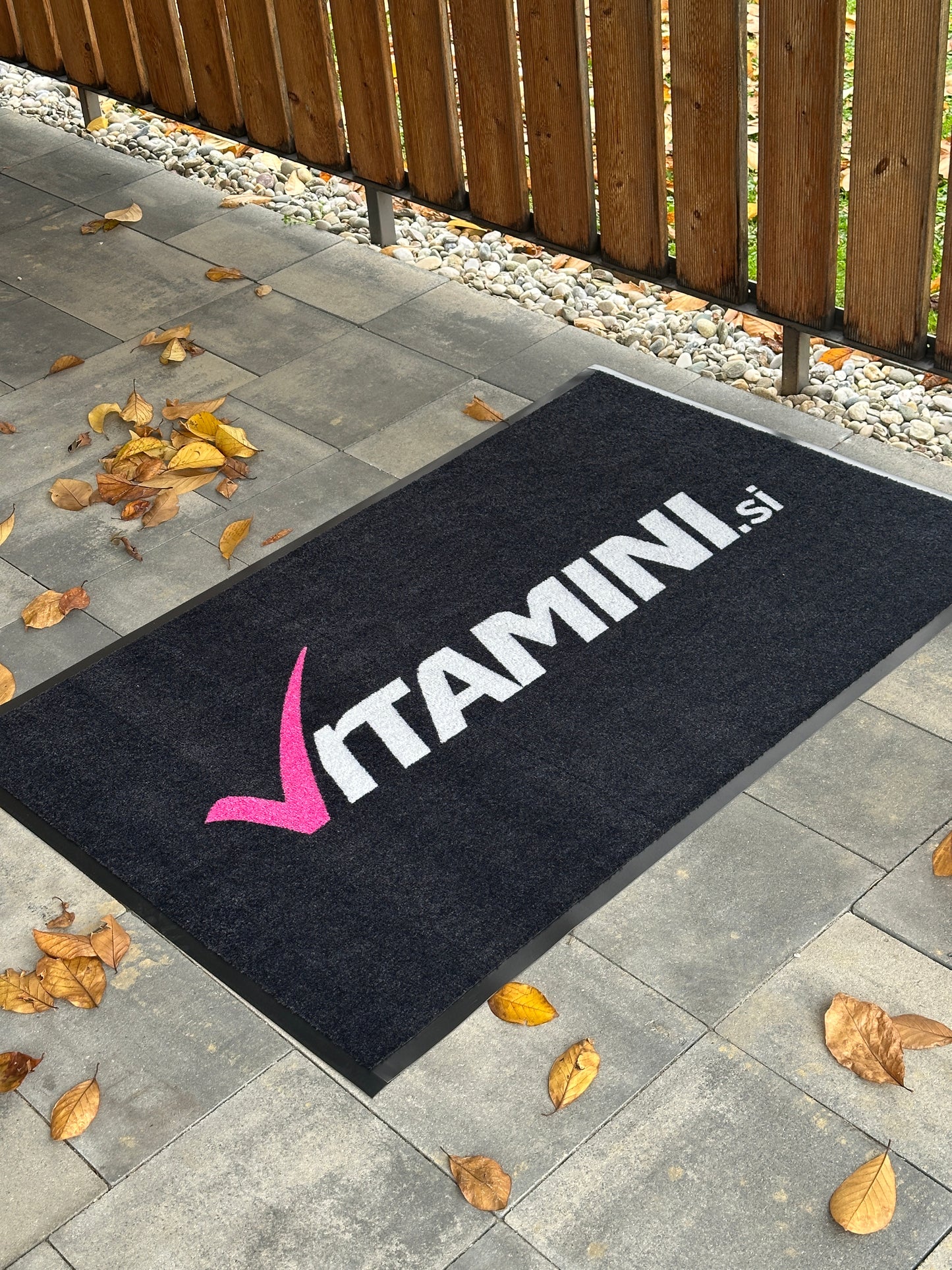 Vhodna preproga z jasno natisnjenim logotipom