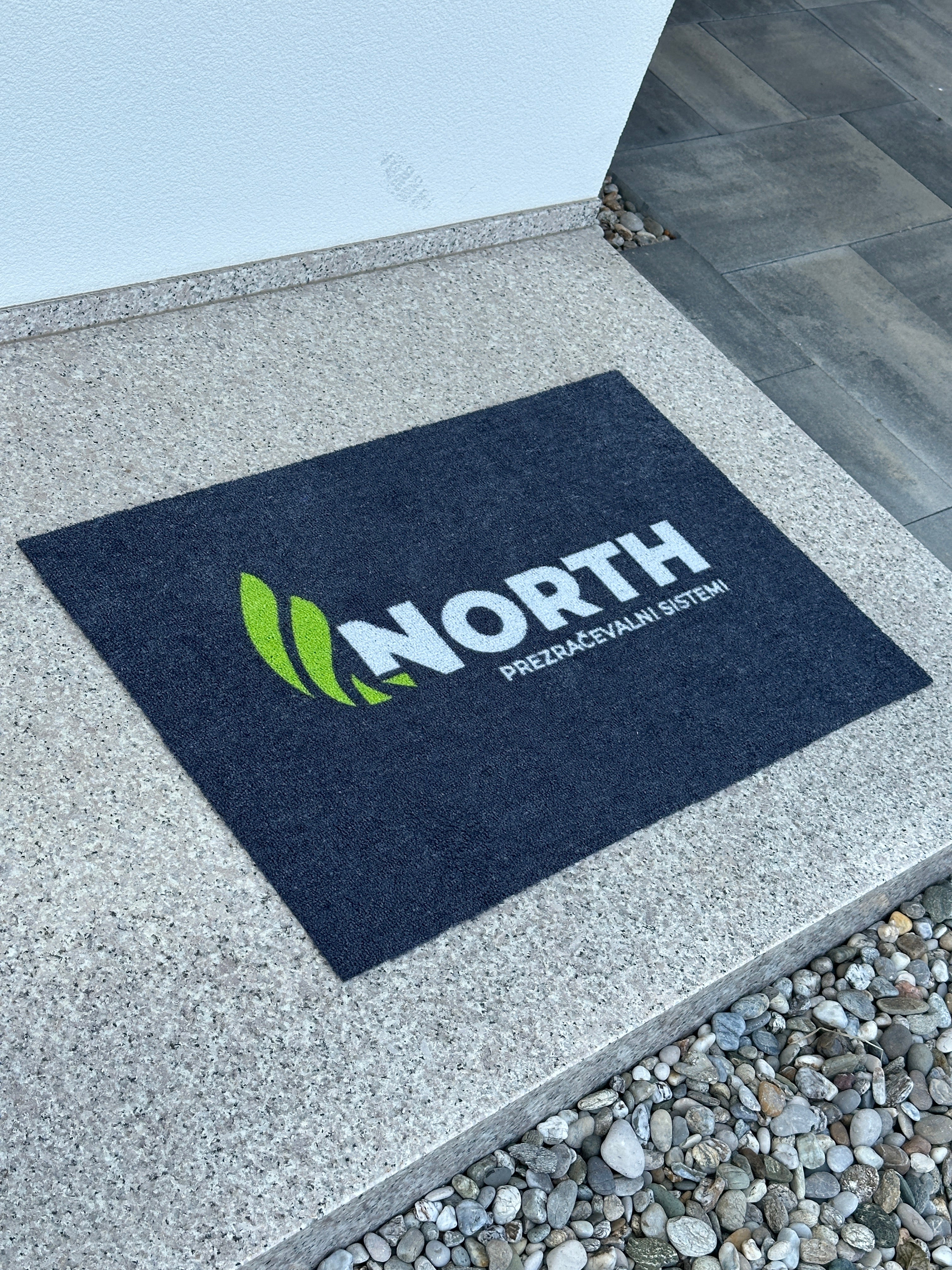 Crna preproga z belim tiskom logotipa