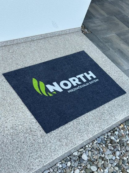 Crna preproga z belim tiskom logotipa