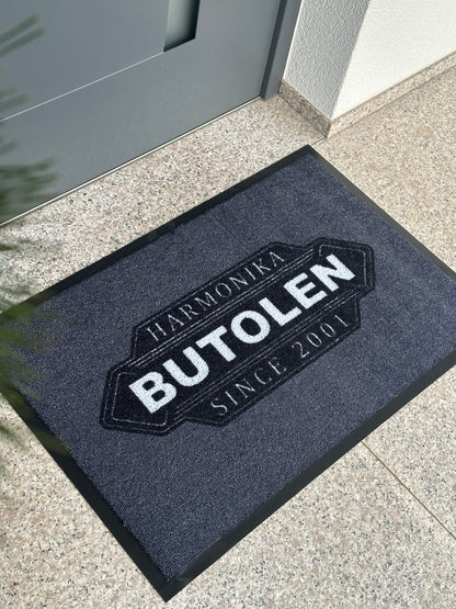 Branding predpražnik pred trgovinskim vhodom