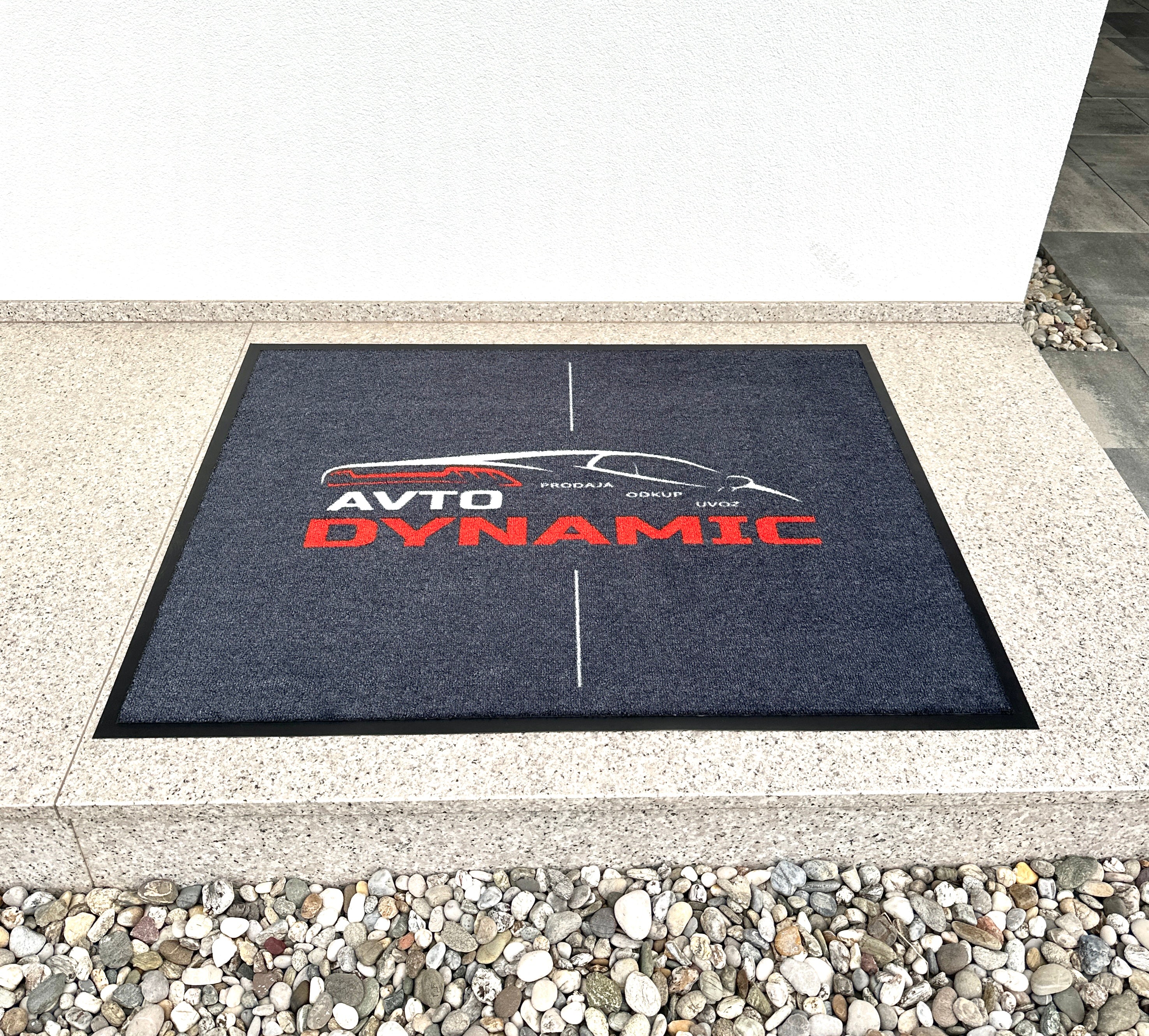 Siva preproga z logotipom za trgovino